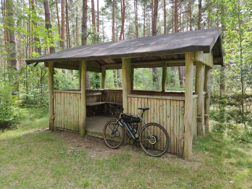 Unterstand mitten im Wald