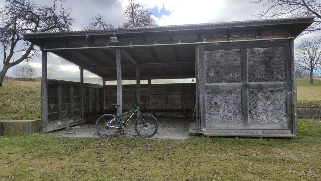 Schutzhütte mit bänken