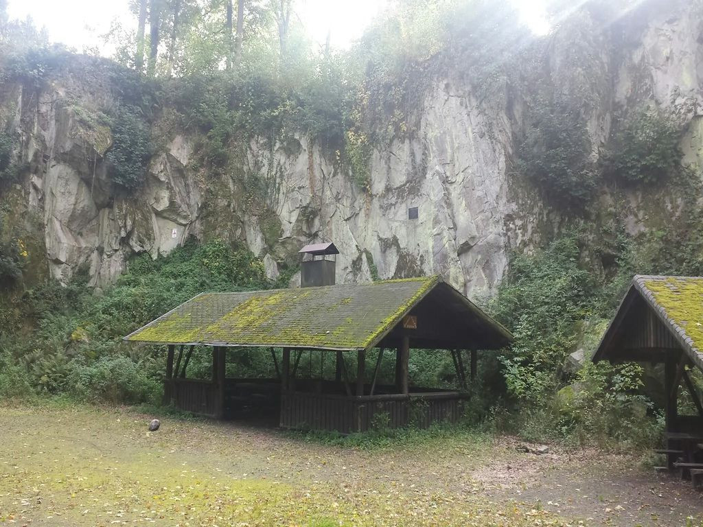 Barbeque Shelter im Steinbruch