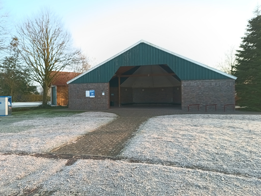 Große Schutzhütte am Dorfplatz in Blomberg.
