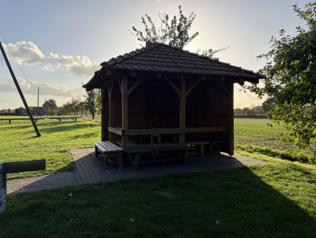 Schutzhütte an der Straßenkreuzung