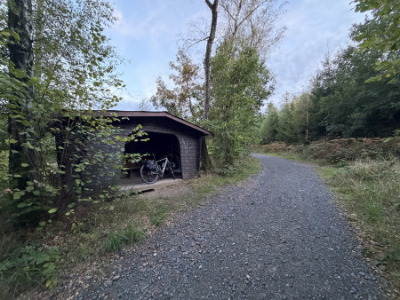 Schutzhütte am Wanderweg