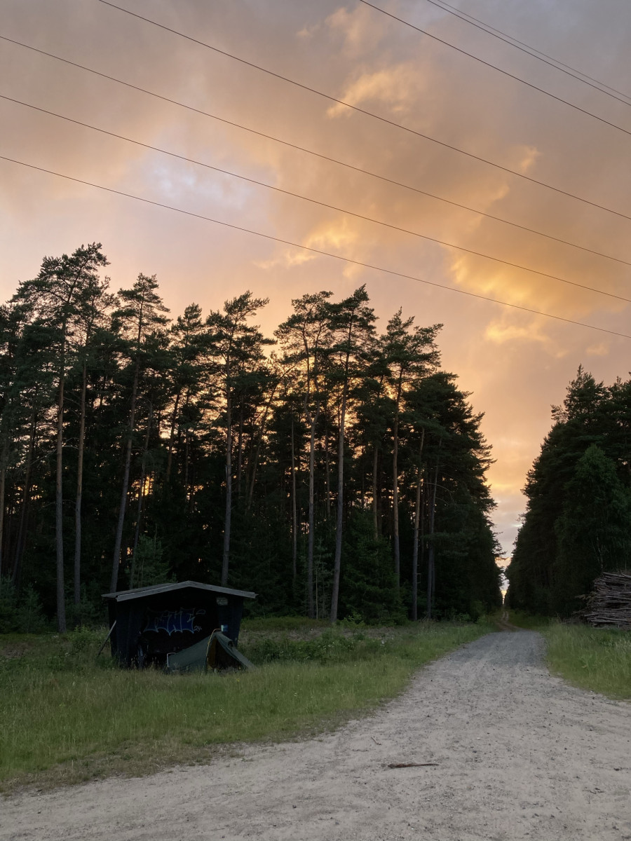 Kleine Schutzhütte in Stromtrasse