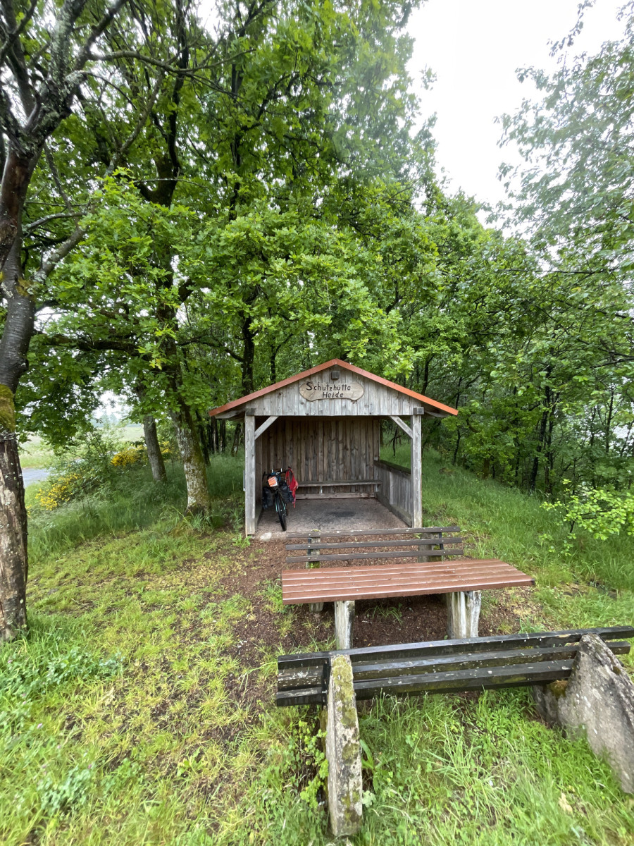 Shelter near A 62