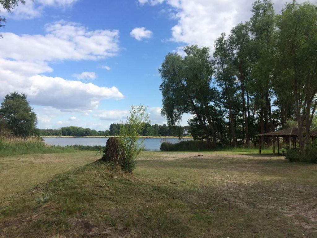 Schutzhütte am See