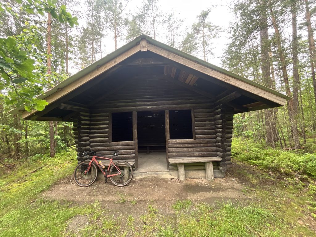 Hütte mit Bänken