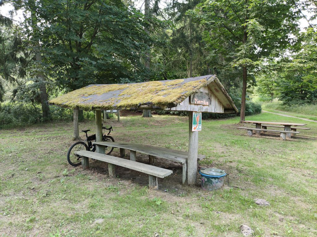Pavillon und einige Sitzgruppen