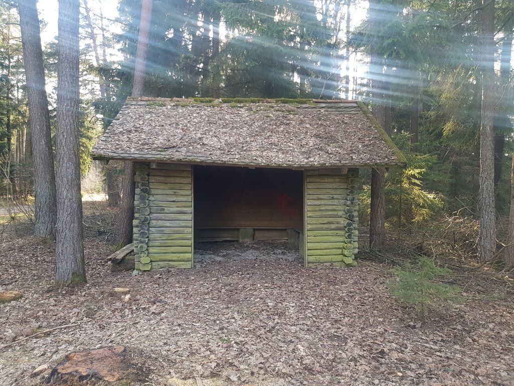 Schutzhütte am Teich