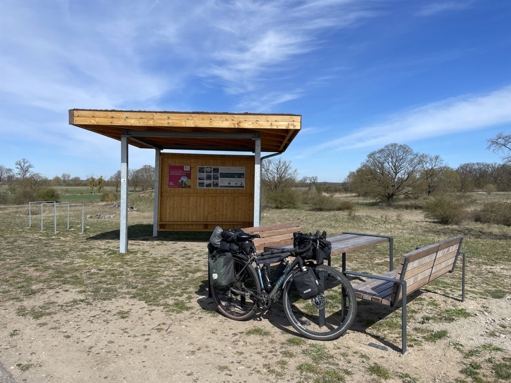 Hütte mit Infotafel