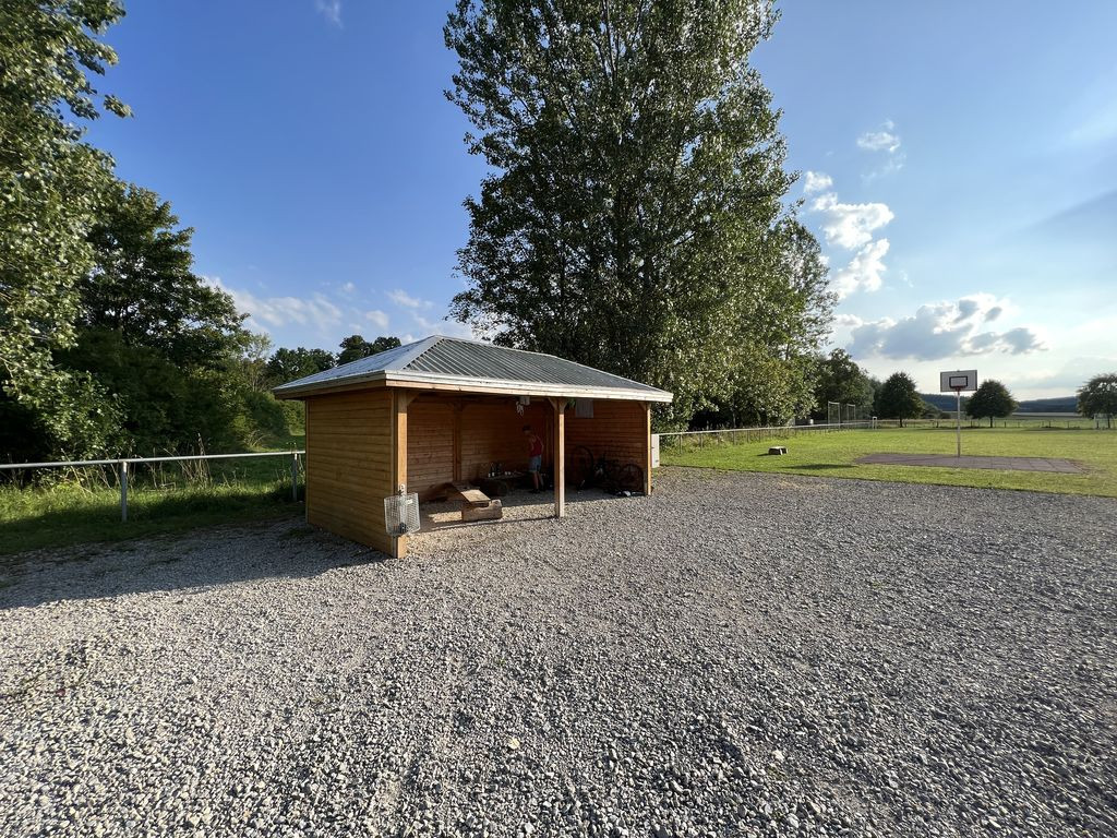 Hütte am Sportplatz