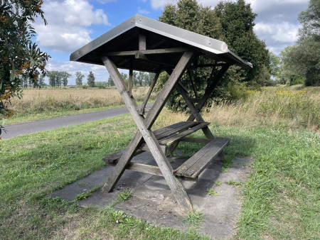Lunch shelter near Prof. Hans-Goldschmidt-Weg