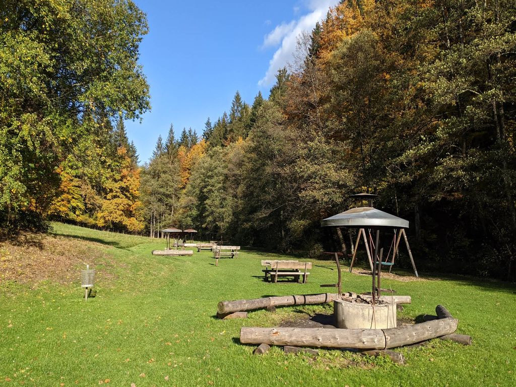 Spielplatz mit Grillstelle