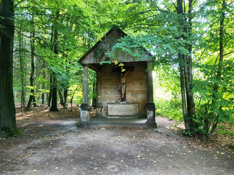 † wayside shrine - 6 ways crossing in the forest