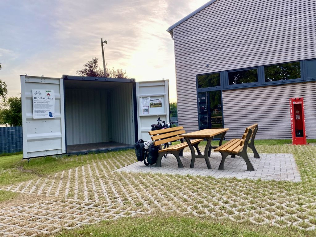 Shipping Container Rad-Rastplatz in Krogaspe