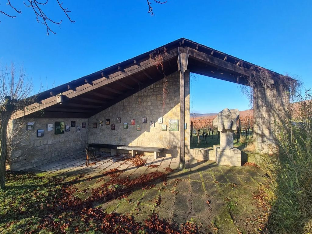 Schutzhütte mit dem sogenannten Kreuzschlepper am Weinberg Katzenkopf