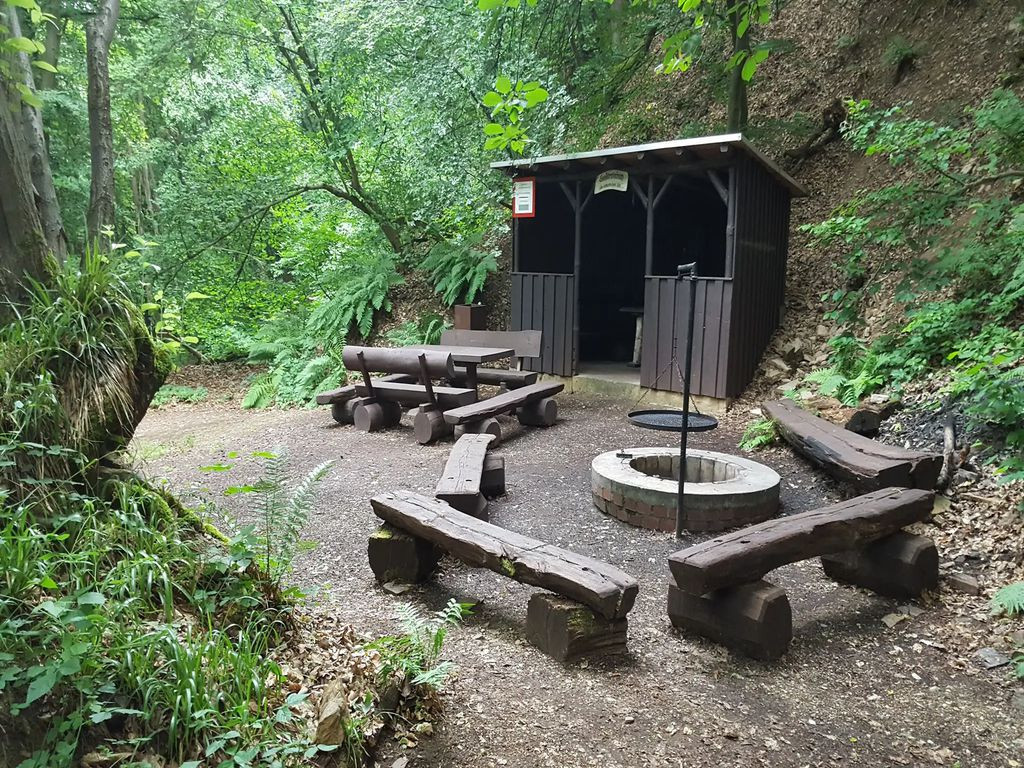 5607- Grillplatz und Schutzhütte