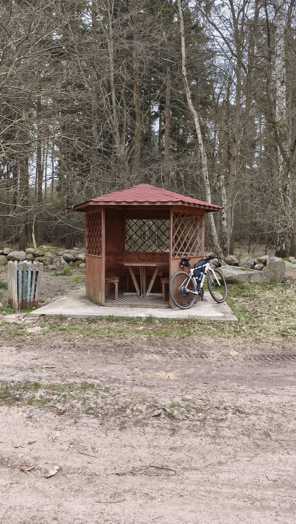 Schutzhütte im Wald zwischen Beseritz und Salow