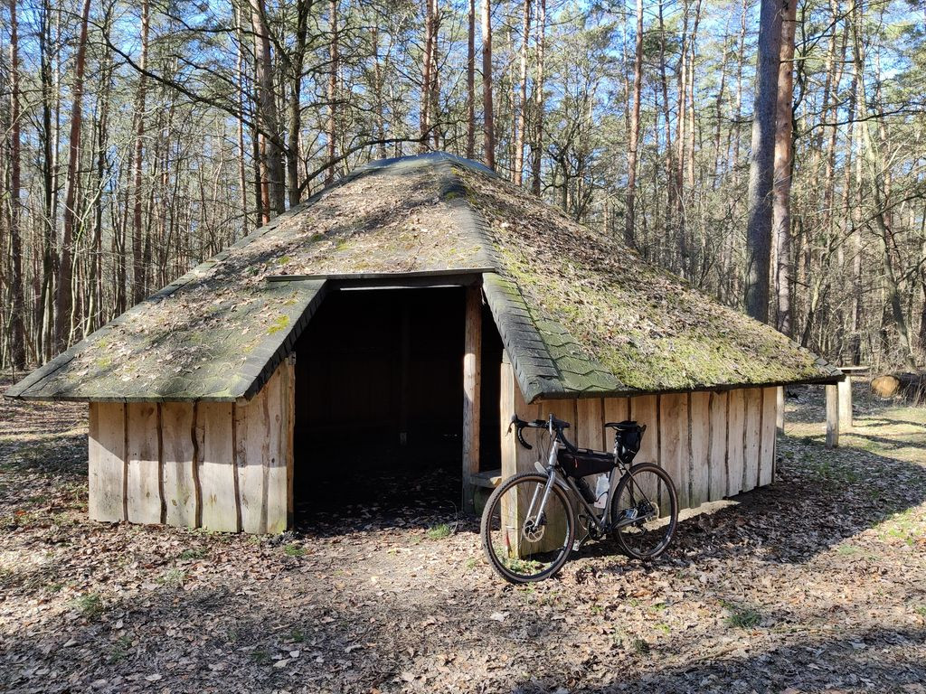 Holzhütte mit Feuerstelle