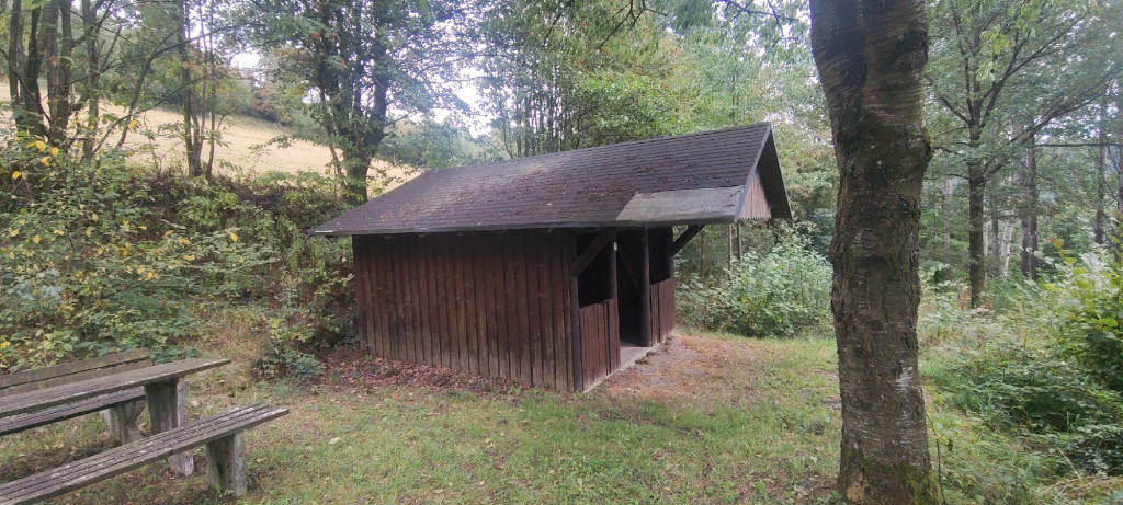 Shelter near Am krummen Auwer