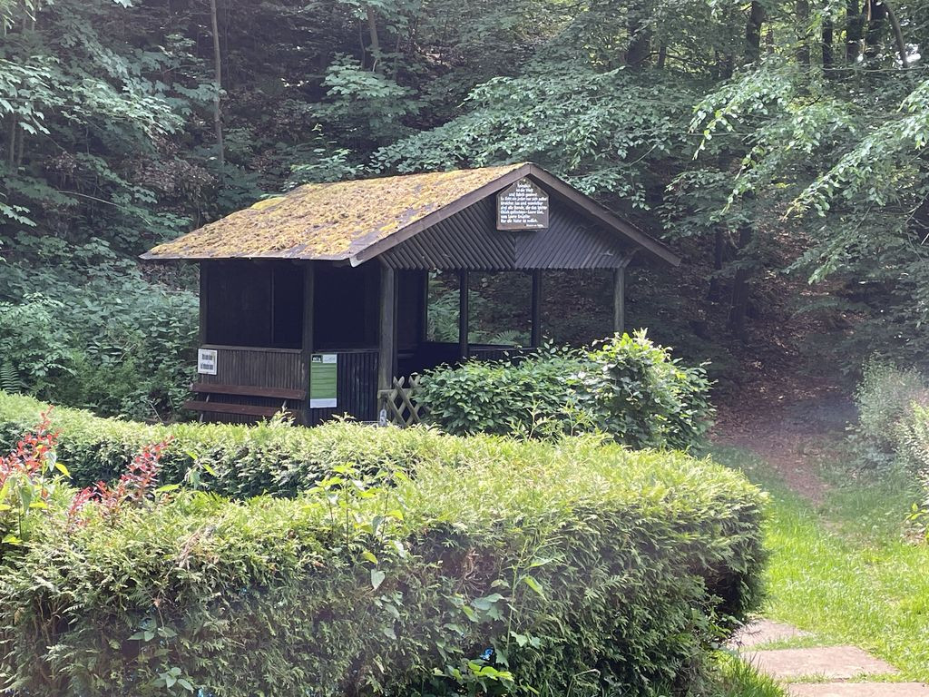Parkanlage mit Tretbecken und Hütte