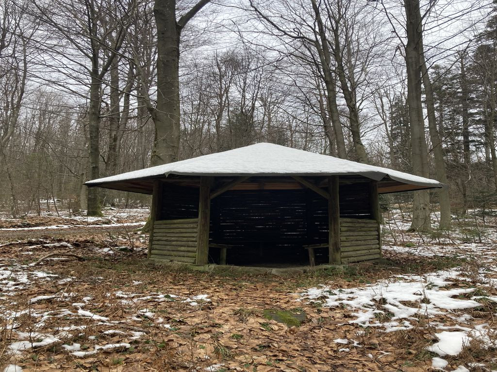 Schutzhütte am Wegesrand