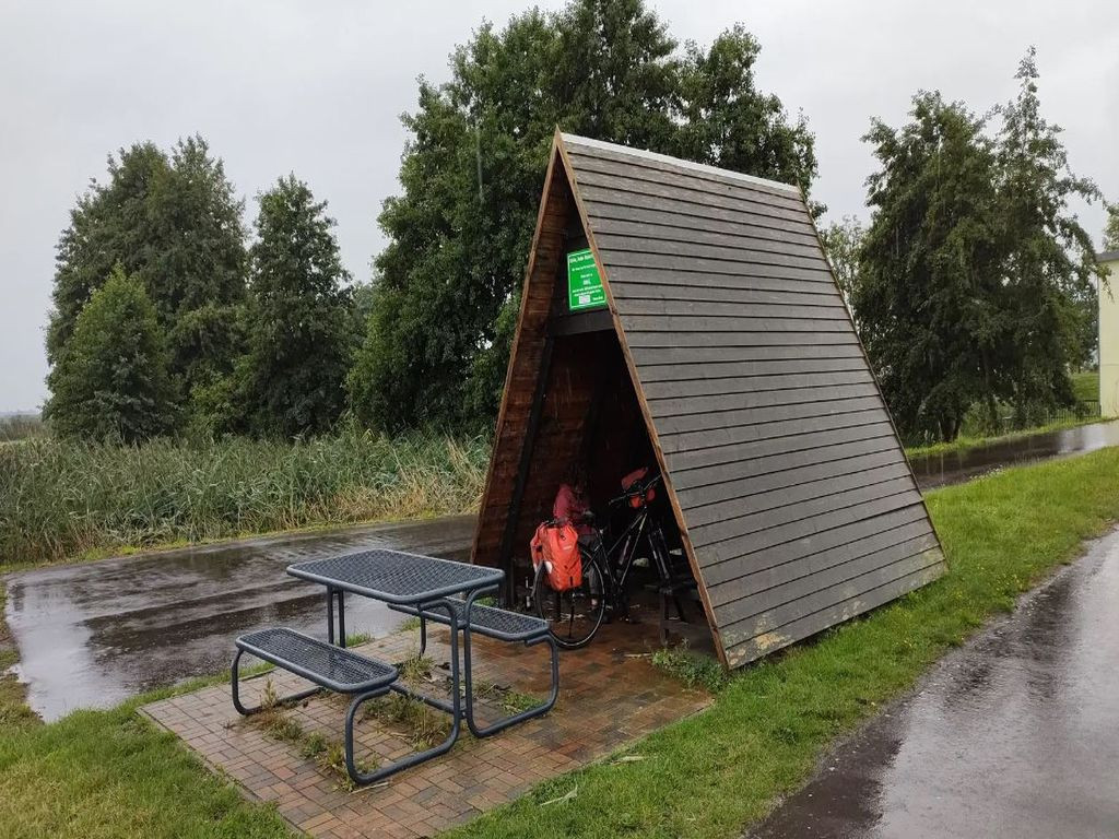 Schutzhütte am Radweg