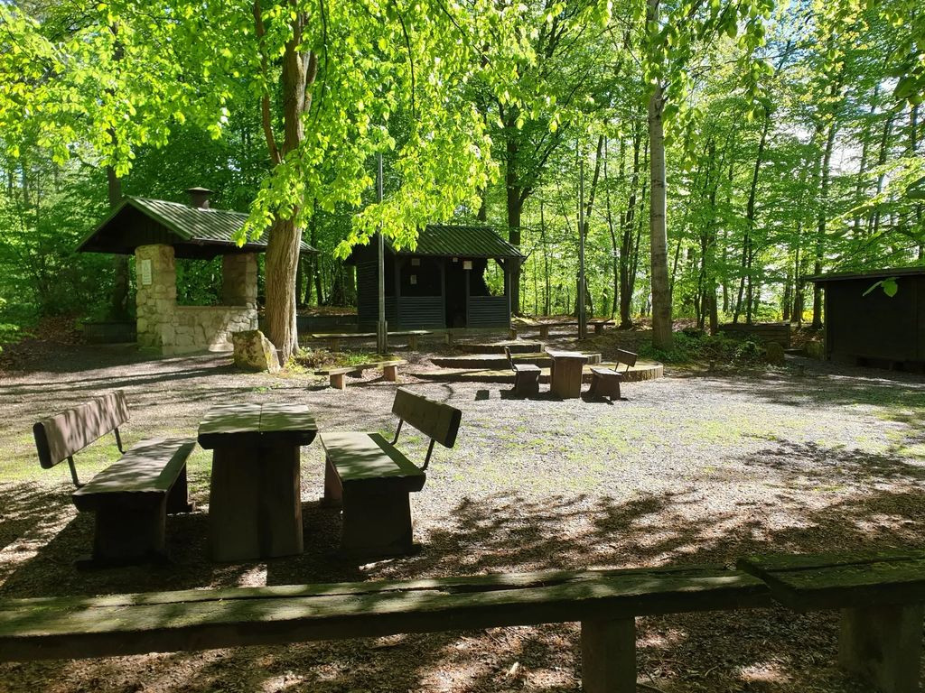 3741- Schutzhütten und Grillplatz