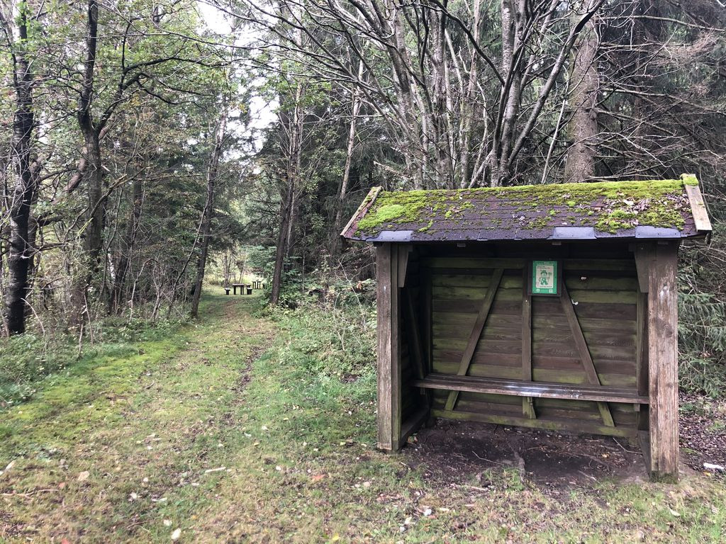 Kleine Schutzhütte und Rastplatz