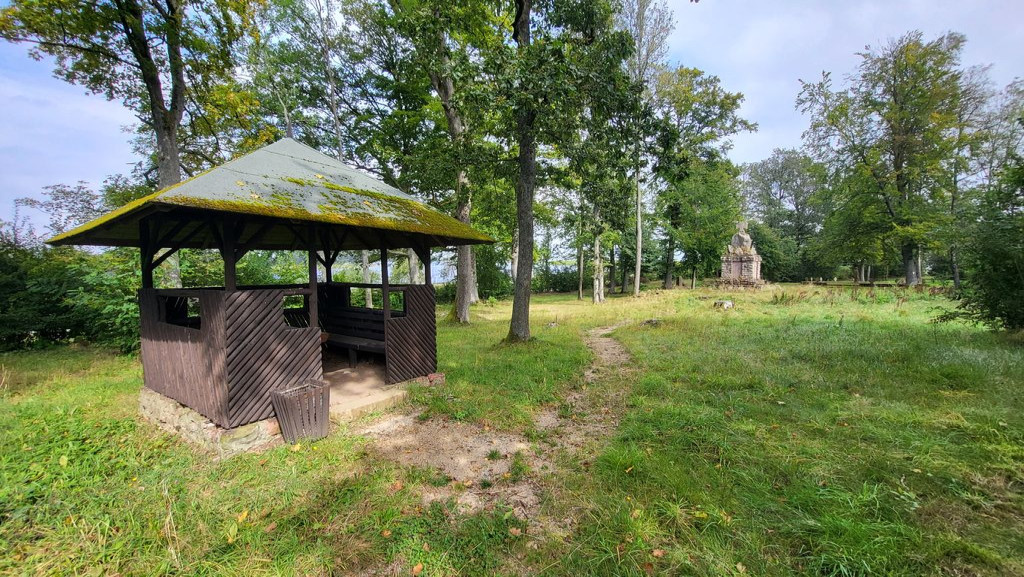 Gedenkstätte mit Schutzhütte