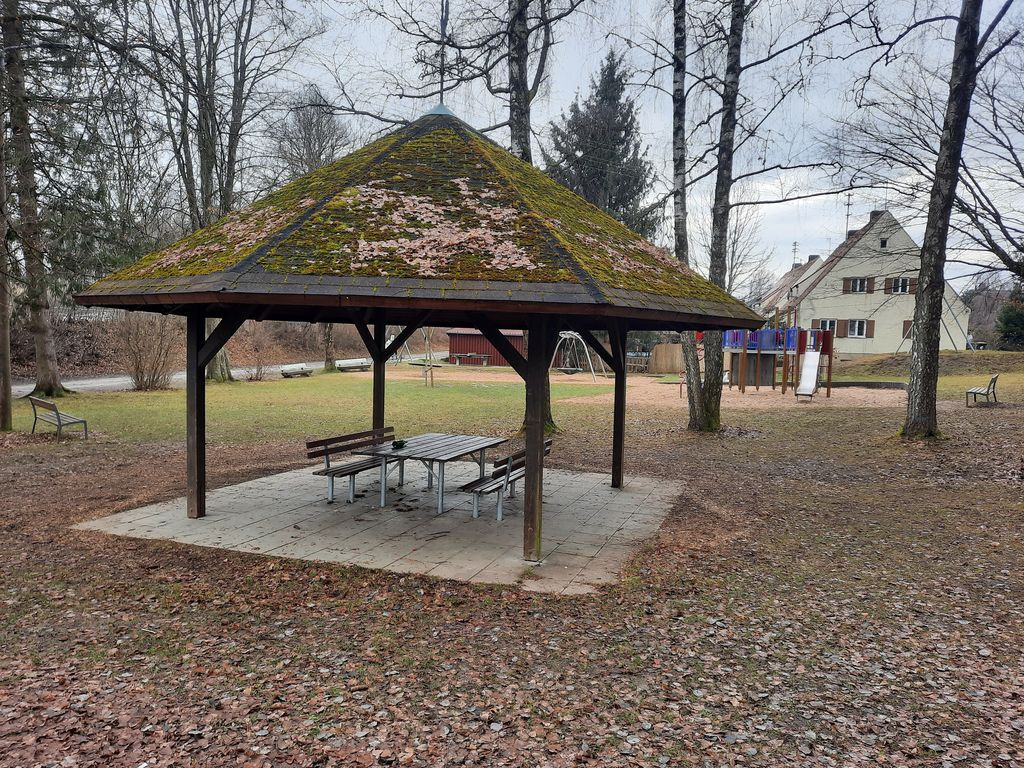 Überdachte Bank am Spielplatz